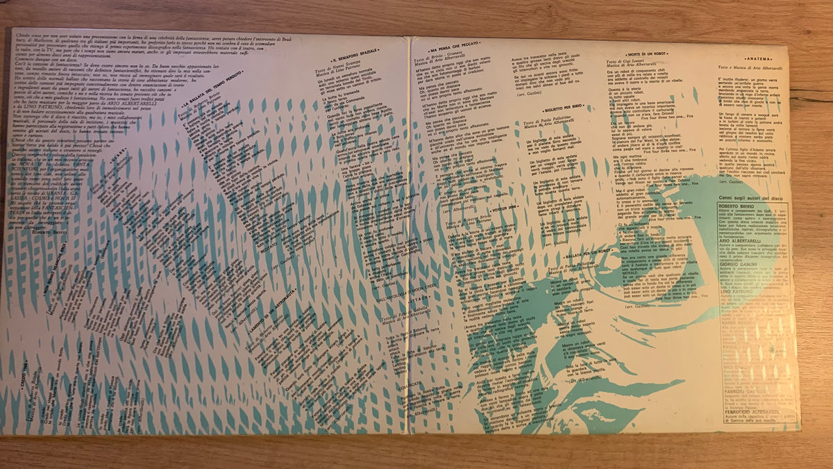 Intérieur de la pochette ouvrante avec les textes