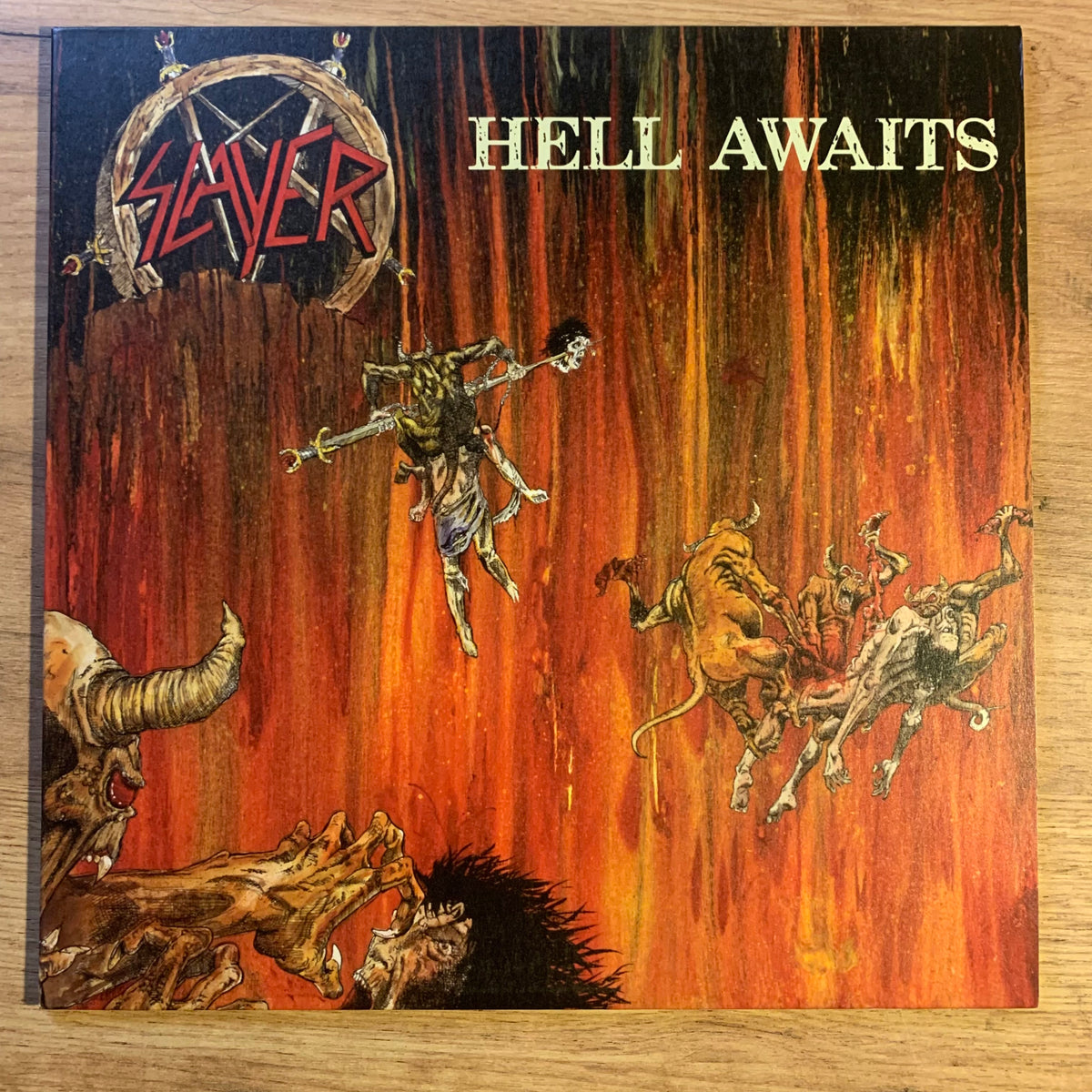Visuel intérieur avec collage de photos de Slayer – Hell Awaits