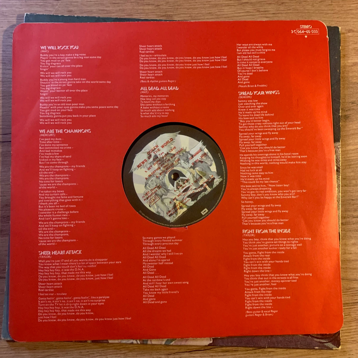 Queen News of the World : sous-pochette rouge avec paroles