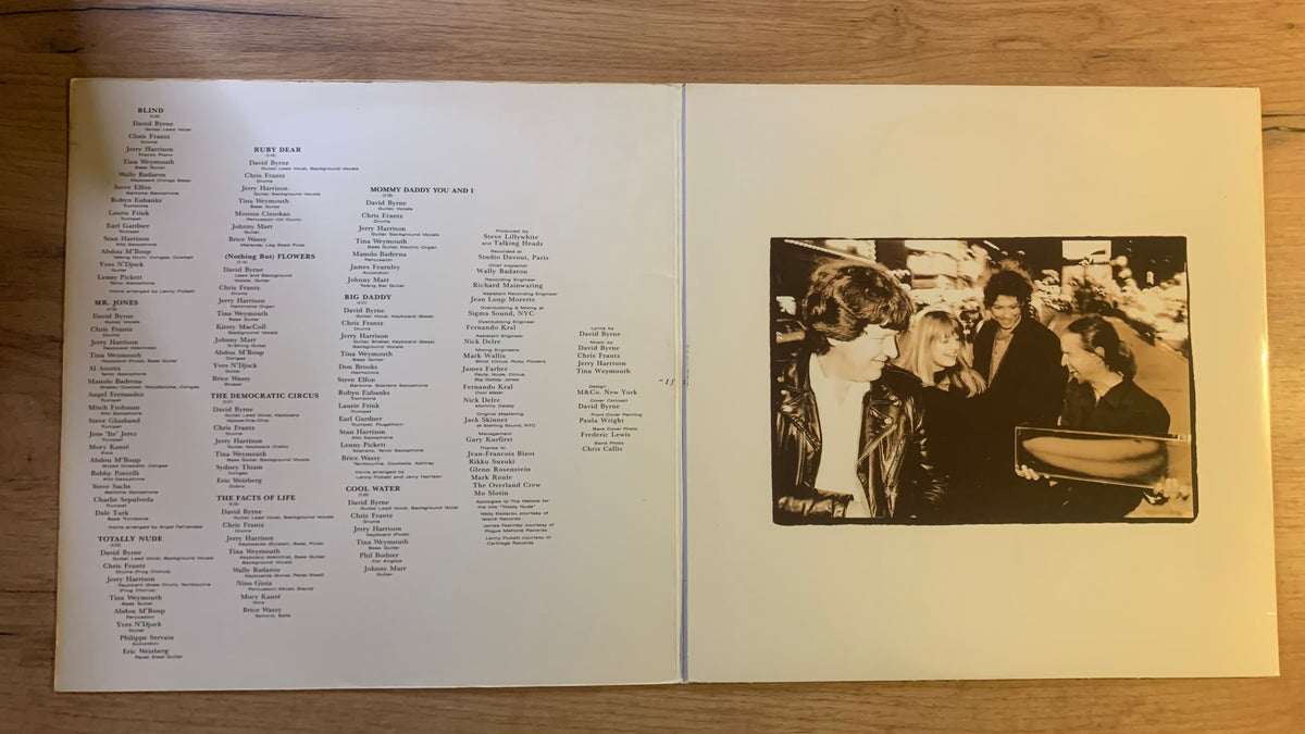 Talking Heads Naked : livret ouvert avec crédits et photographie