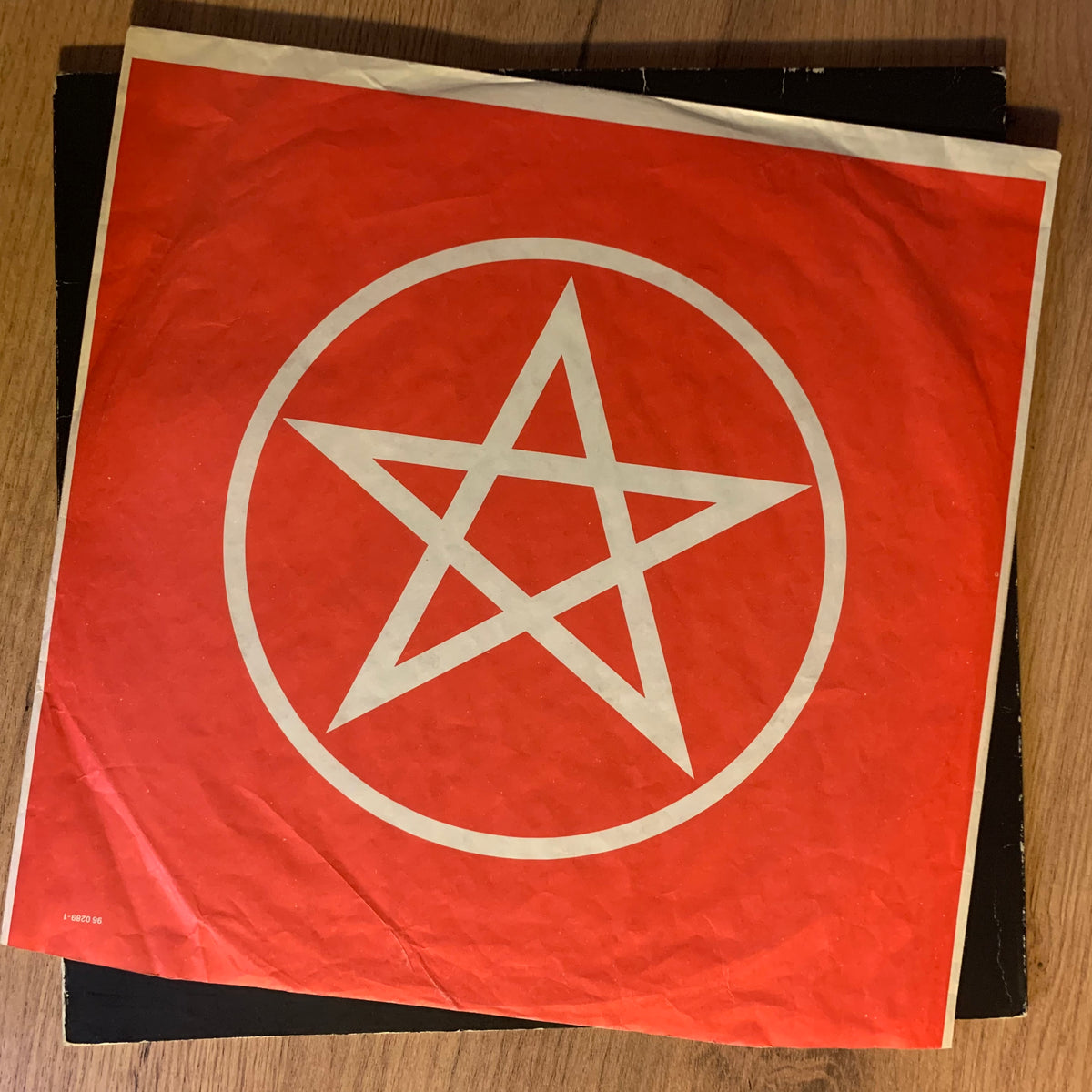 Shout at the Devil - sous-pochette rouge