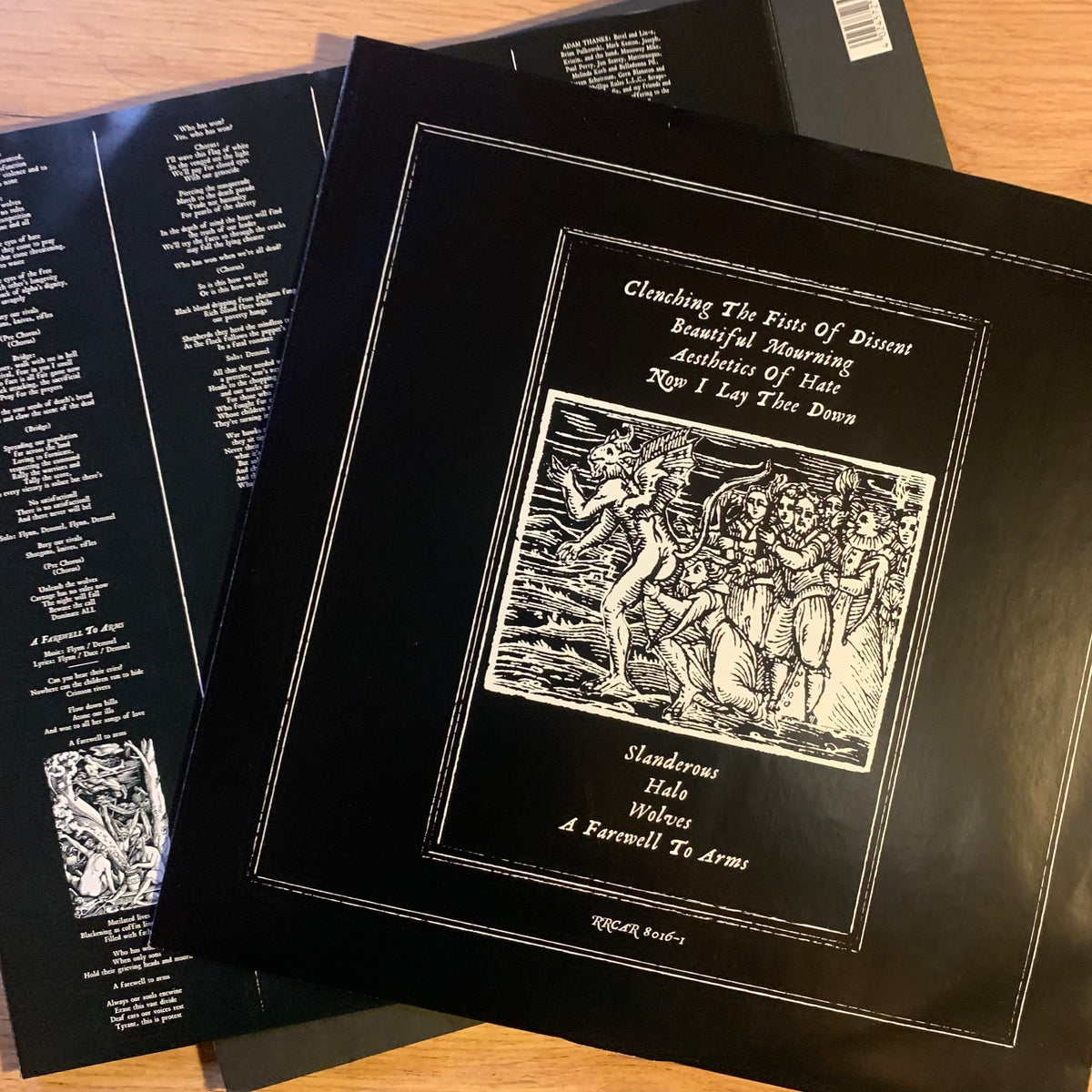 Sous-pochettes illustrées et textes imprimés de The Blackening