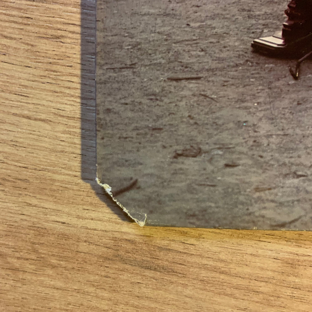 Détail du coin coupé et du carton effiloché