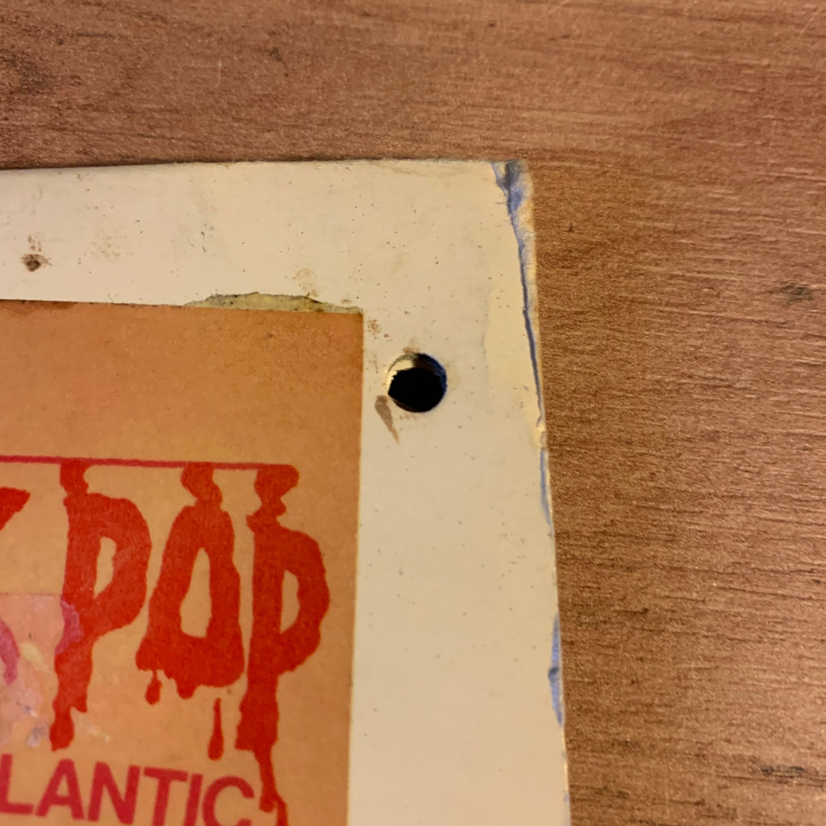 Détail du trou de perforation et de l’usure de la pochette