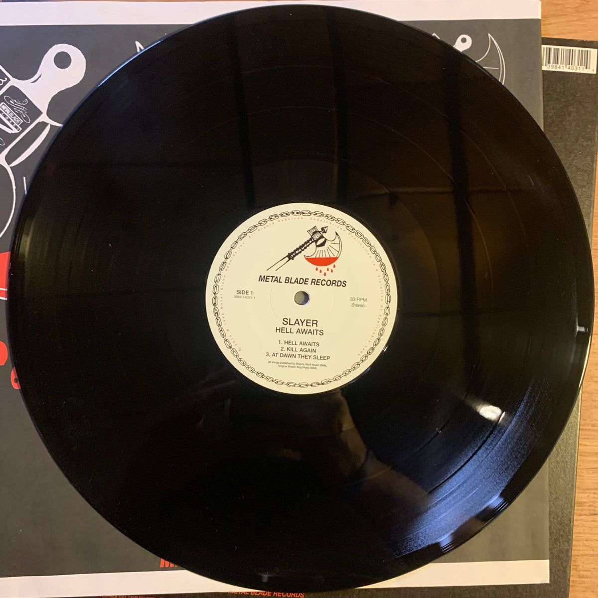 Vinyle noir et étiquette Metal Blade Records de Slayer – Hell Awaits
