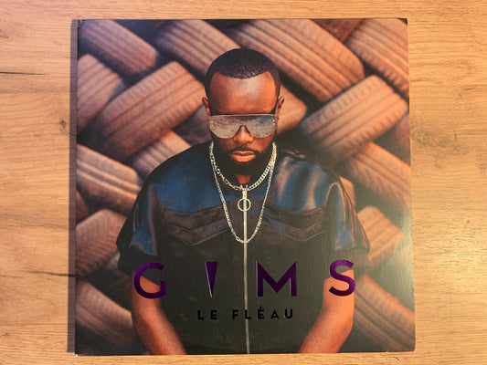 Gatefold intérieur – GIMS Le Fléau, portrait lunettes de soleil fond de pneus tressés, logo GIMS violet