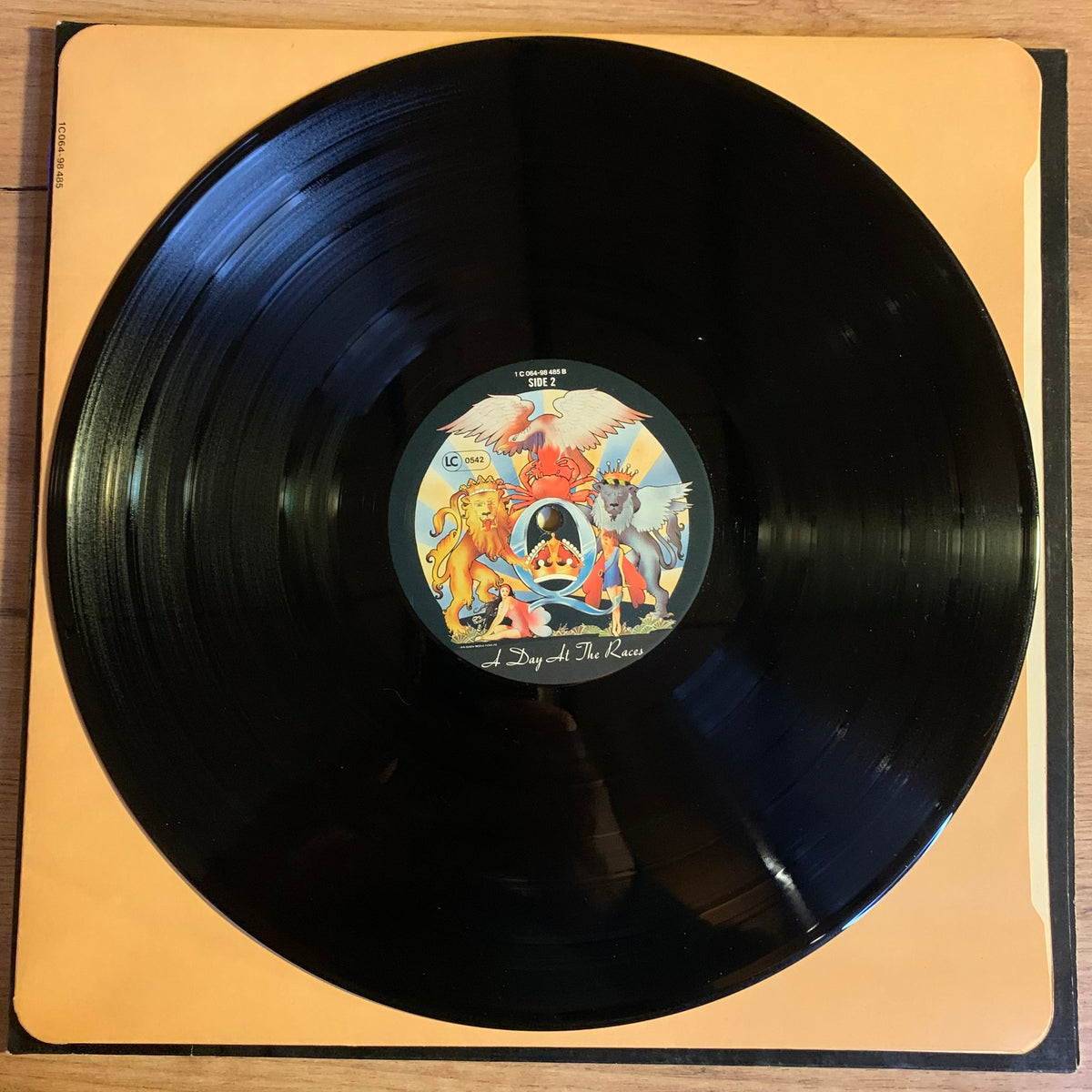 Queen A Day at the Races, disque et sous-pochette beige