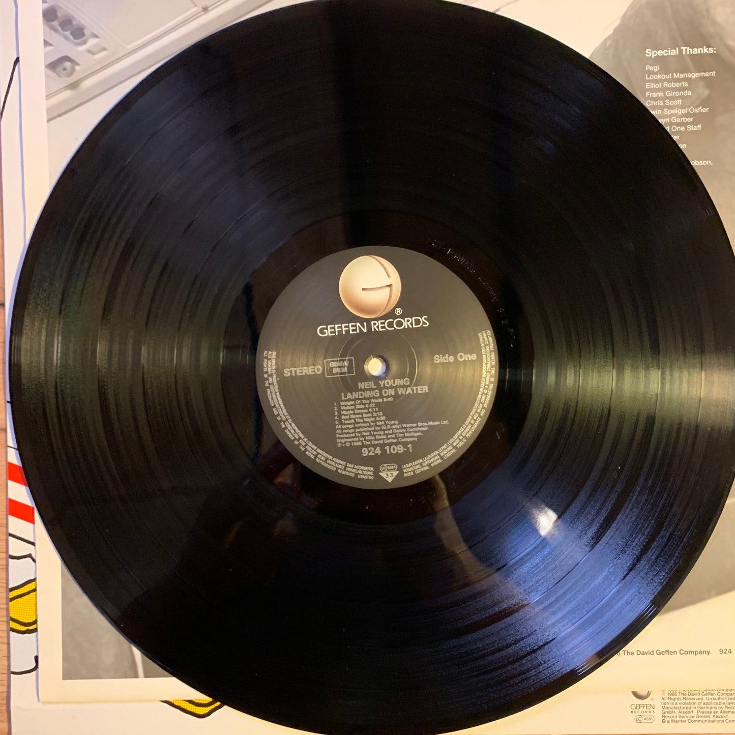 Neil Young - Landing on Water - Pochette recto
