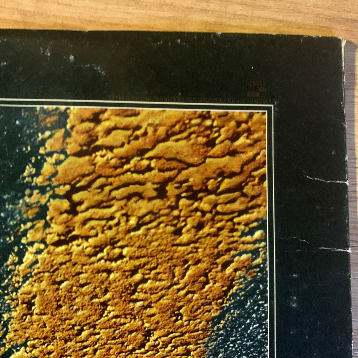 Détail des plis et de l’usure de la pochette