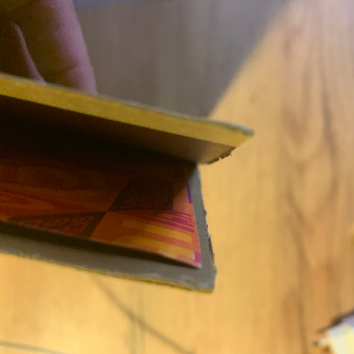 Détail du décollement du bord de la pochette
