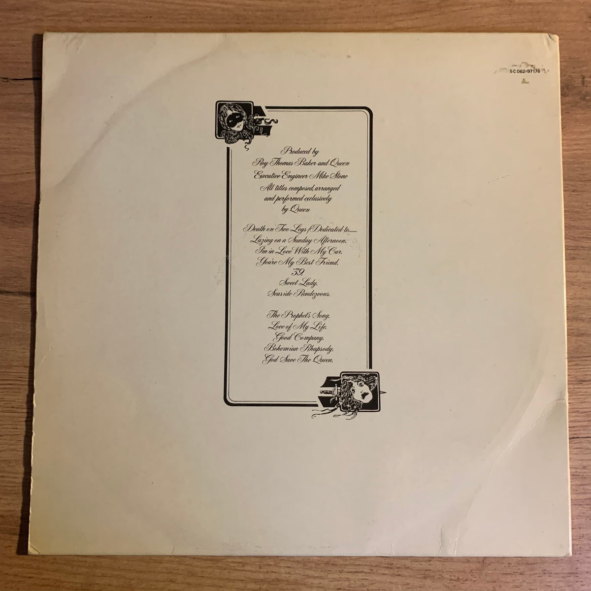 Queen A Night at the Opera, verso